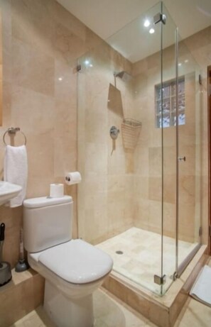 Appartement | Salle de bain | Baignoire et douche séparées, séchoir à cheveux, serviettes fournies