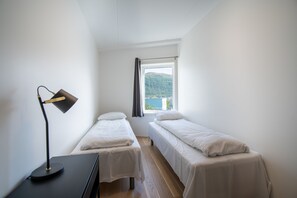 2 bedrooms, iron/ironing board, free WiFi, bed sheets - Nordic Host - The Arctic Horizon (Tromsø)