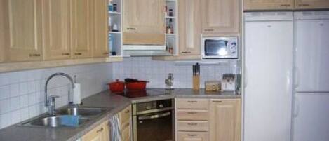 Kühlschrank, Mikrowelle, Geschirrspüler, Kochgeschirr/Geschirr/Besteck