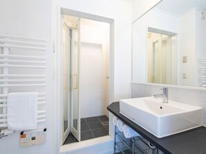 Ajisai | Bathroom | Separate bathtub and shower, deep-soaking bathtub, free toiletries - Ajisai Chalet  (Kutchan)