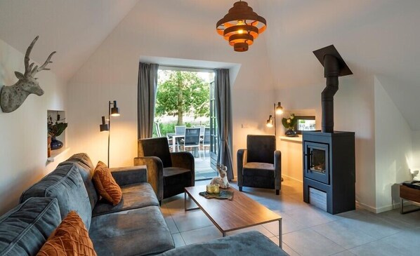 Televisión y chimenea 