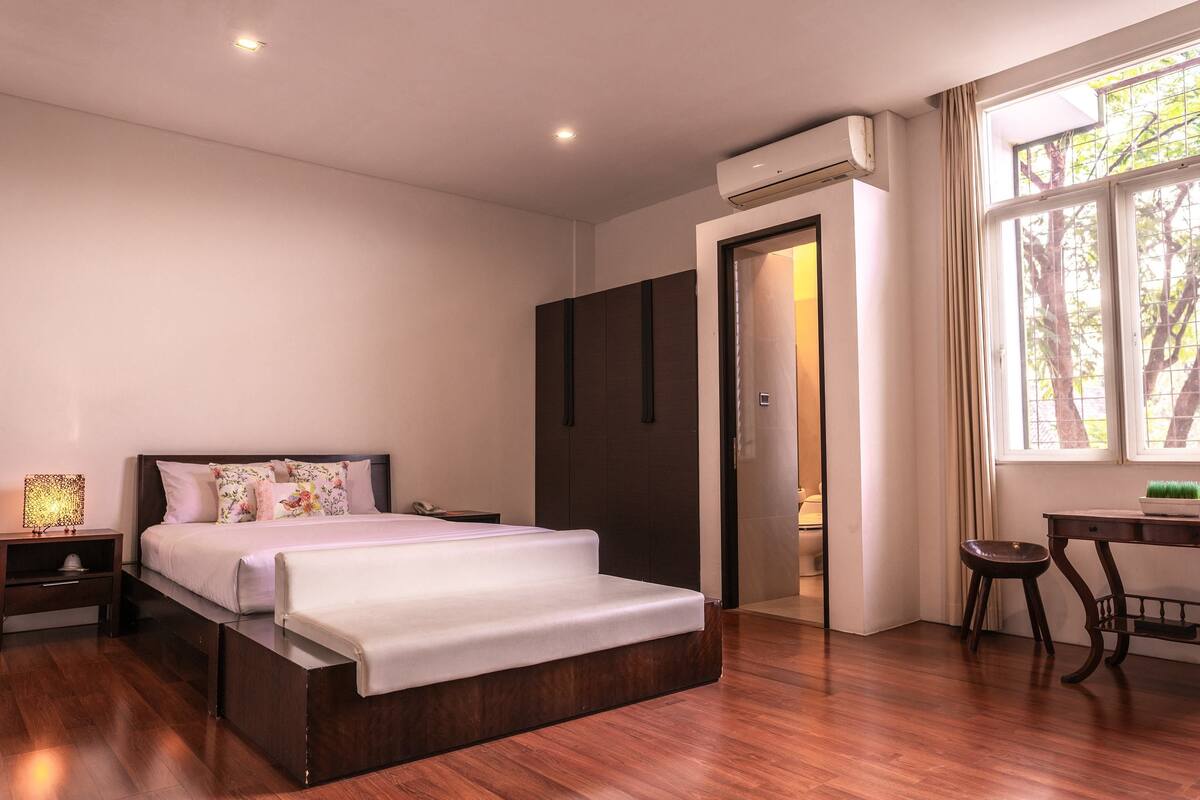 Quarto casal superior | Cofres nos quartos, espaço de trabalho para notebook