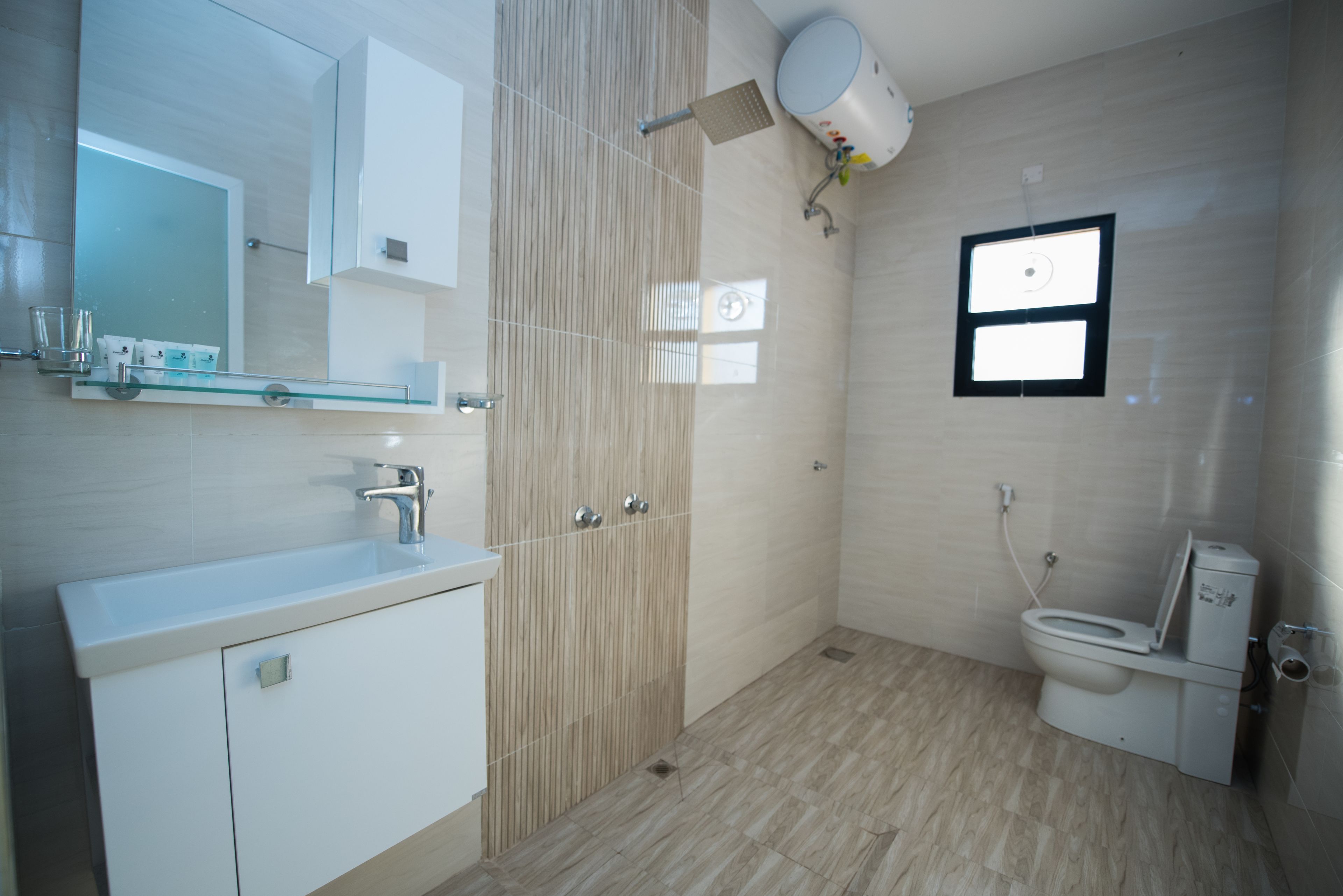 Rainfall showerhead, free toiletries, towels