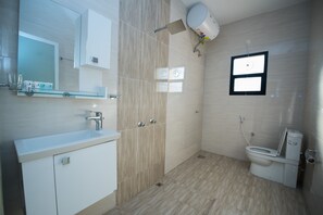 Rainfall showerhead, free toiletries, towels