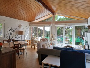 Smart-TV, DVD-Player, Stereoanlage, Arbeitsbereiche