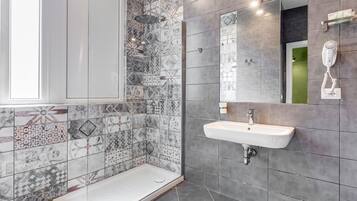 Superior-Dreibettzimmer | Badezimmer