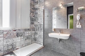 Superior Triple Room | Bilik Mandi | Pancuran mandi, kelengkapan dandanan diri percuma, pengering rambut 