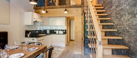 Micro-ondes, lave-vaisselle, chaise haute, tables Ă manger