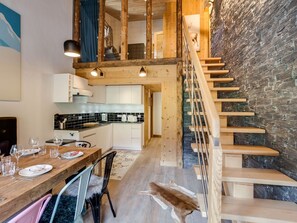 Mikrobølgeovn, opvaskemaskine, højstol, spisebord