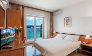 Comfort double room with sea view balcony | Seprai antialergi, meja kerja, Wi-Fi gratis, dan seprai linen
