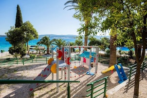 Zona de juegos infantil al aire libre