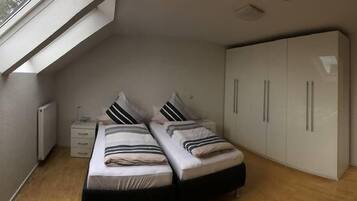 Apartment | 2 bedrooms, iron/ironing board, travel crib, free WiFi