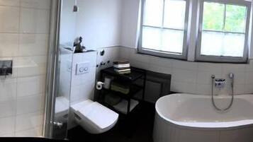 Apartment | Badezimmer | Dusche, Haartrockner, Handtücher, Shampoo