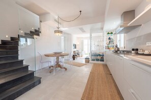 Køleskab, mikrobølgeovn, ovn, kogeplade