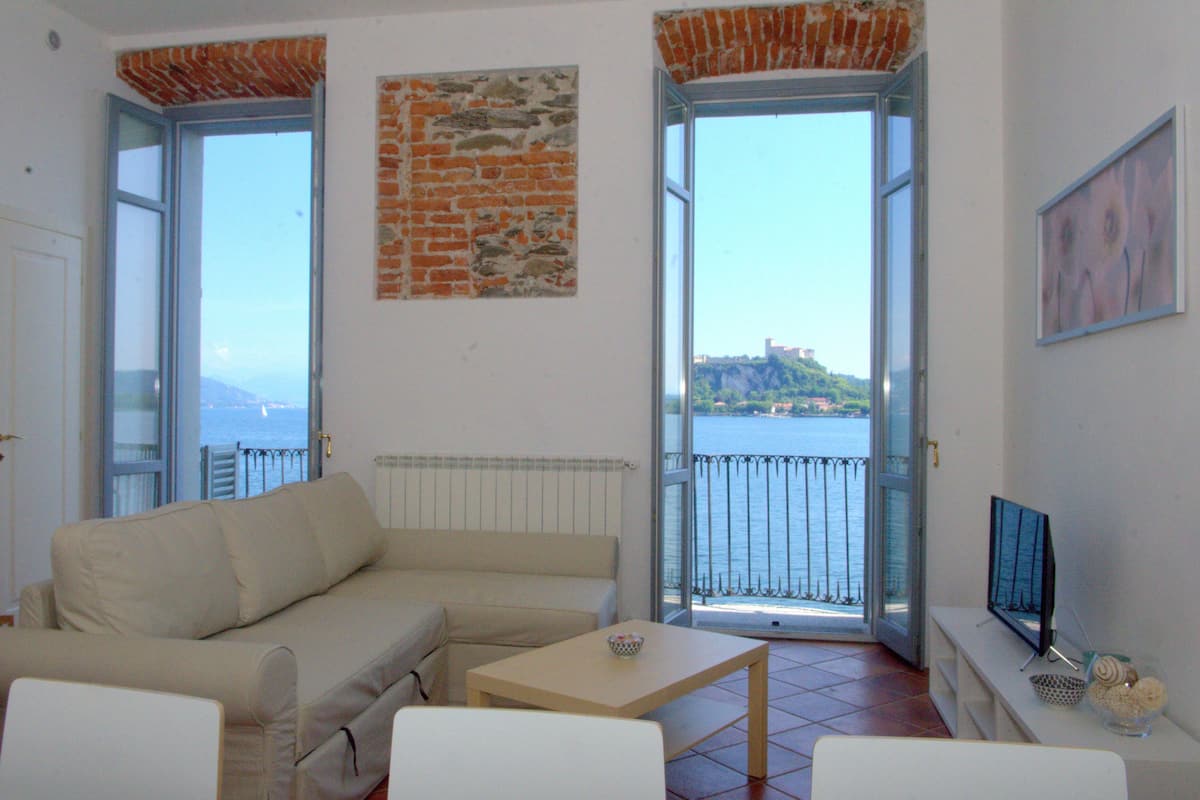 Elite appartement, 2 slaapkamers, balkon, uitzicht op meer (Dolcevita) | Woonkamer | Een 32-inch ledtelevisie met satellietzenders en een televisie