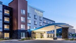 Edificio de Fairfield by Marriott Inn & Suites con un diseño moderno, que destaca por una entrada principal y un vestíbulo techado.
