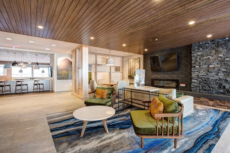 Lobby. Fairfield Inn & Suites by Marriott Minneapolis North