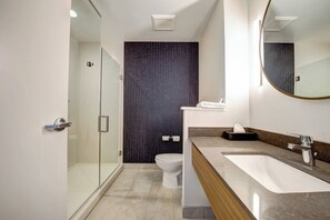 Combined shower/bathtub, hair dryer, towels