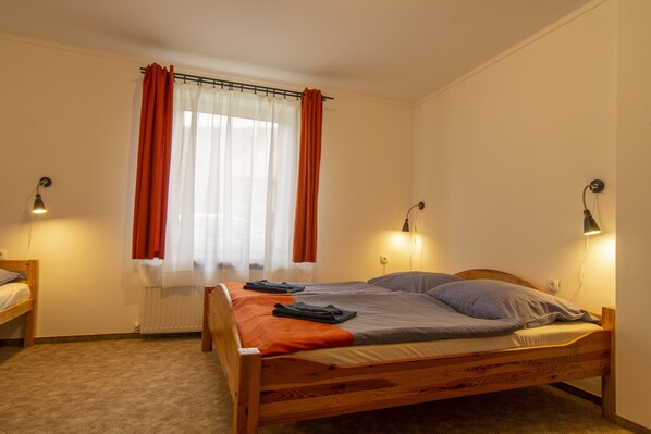 3 bedrooms, desk, iron/ironing board, travel crib