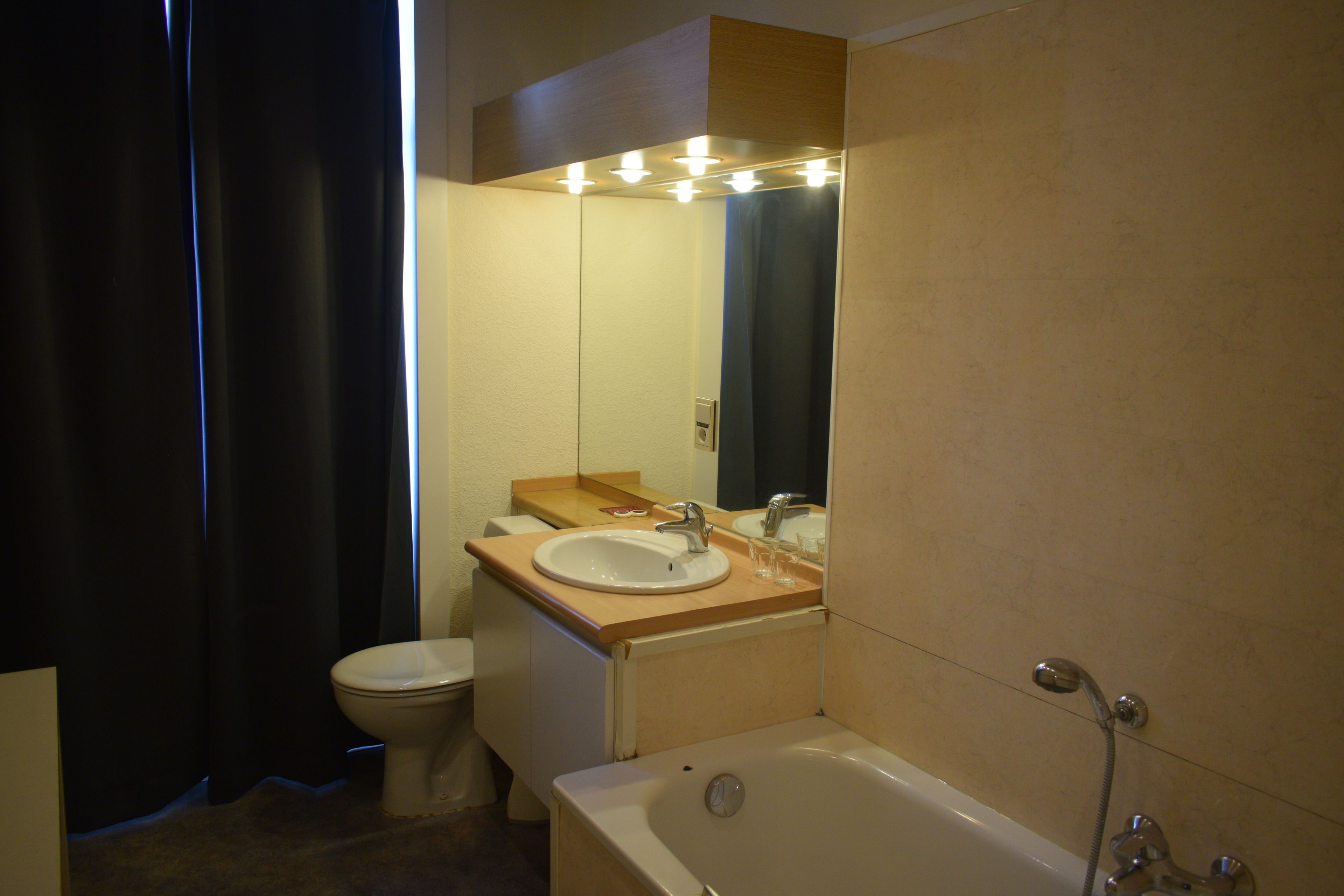 Quarto duplo básico | Banheiro | Chuveiro com efeito de chuva, secador de cabelo, toalhas de banho 