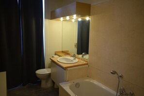 Habitación básica con 2 camas individuales | Baño | Cabezal de ducha tipo lluvia, secador de pelo, toallas y jabón