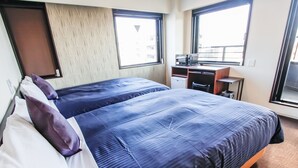 A hotel room with two beds, a desk, a chair, and a window. - HOTEL LiVEMAX Kyoto Nijojo-kita (Kyoto)