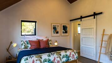 1 habitación, escritorio, tabla de planchar con plancha y cuna de viaje