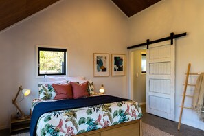 1 soverom, skrivebord, strykejern/-brett og reiseseng for barn