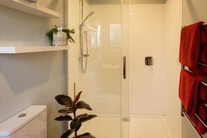 Shower, hair dryer, towels, soap - Roker Street Retreat - Contemporary Kiwi Styled Studio (Christchurch)