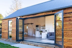 Exterior - Roker Street Retreat - Contemporary Kiwi Styled Studio (Christchurch)