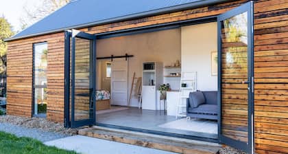 Roker Street Retreat - Contemporary Kiwi Styled Studio