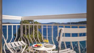 Superior double room with sea view balcony, additional bed | Hypo-allergenic bedding, in-room safe, desk, blackout curtains