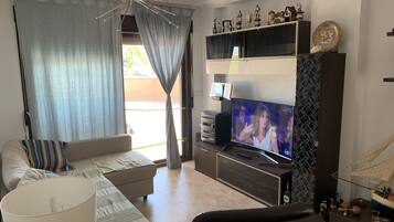 Een smart-tv, een dvd-speler, een tafeltennistafel en een stereo