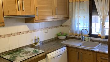 Een koelkast, een magnetron, een oven, een kookplaat