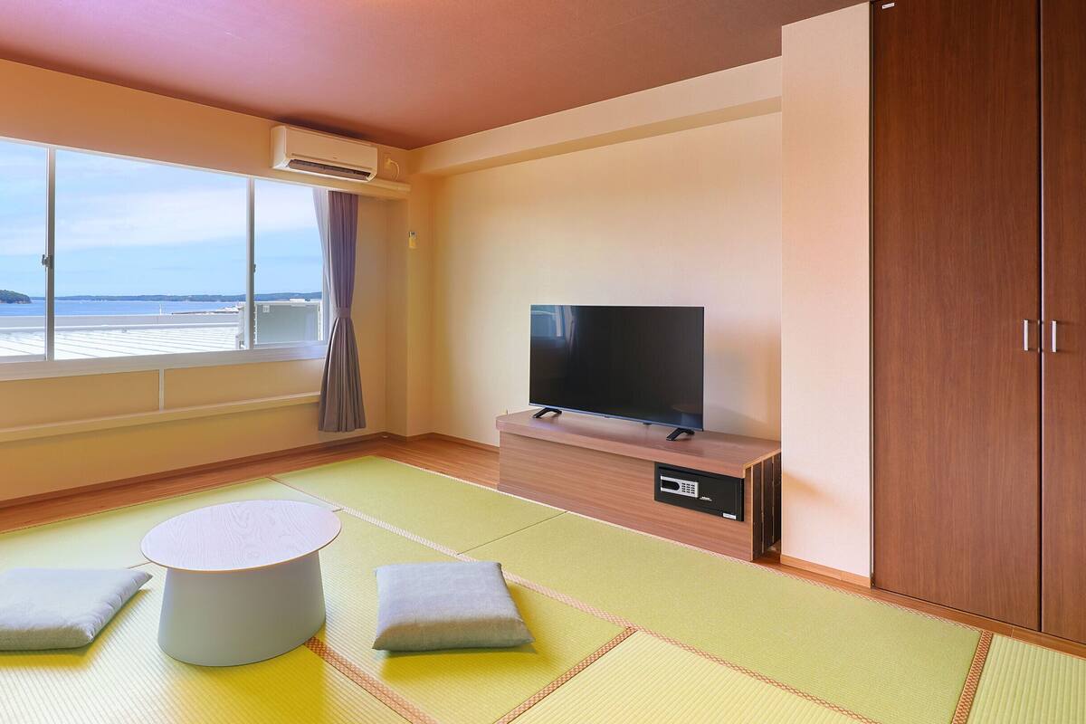 In-room safe, bed sheets