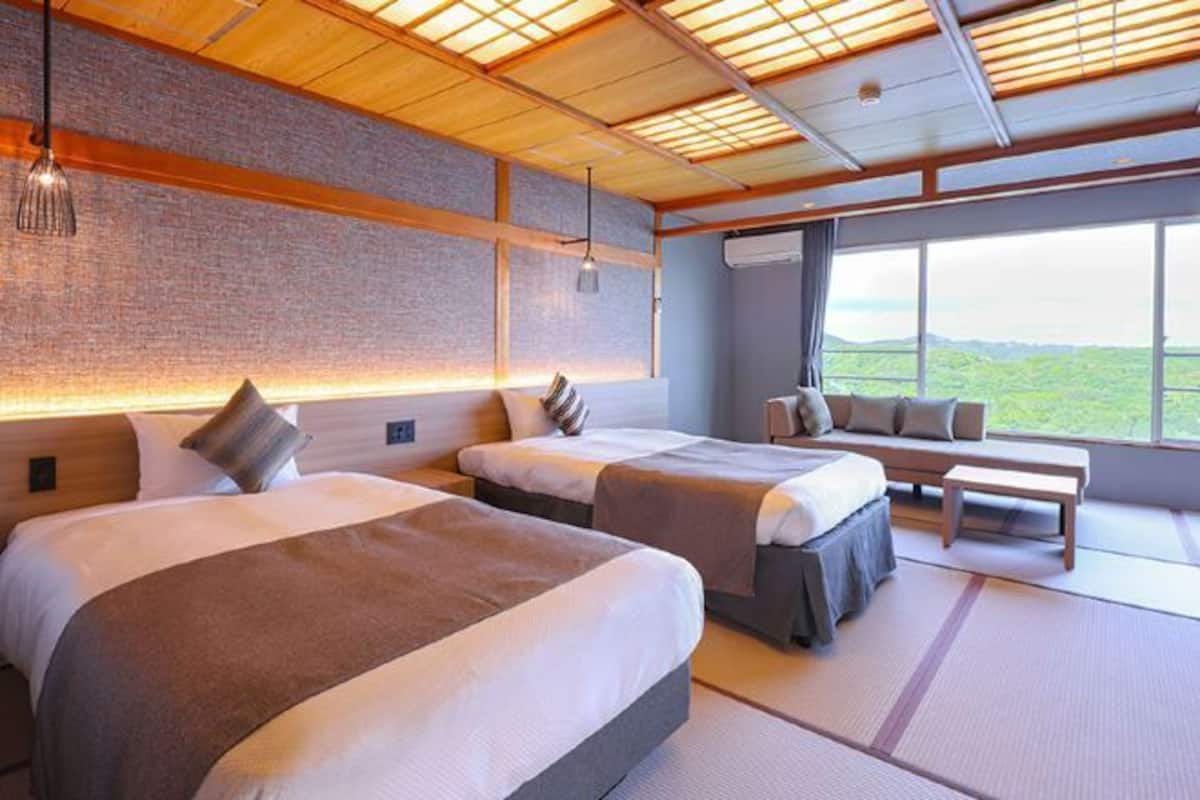 In-room safe, bed sheets