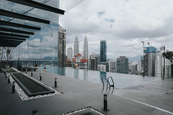 Una piscina al aire libre, una piscina en la azotea