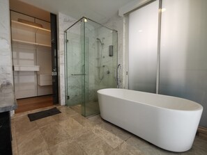 Een douche, een haardroger, handdoeken, zeep