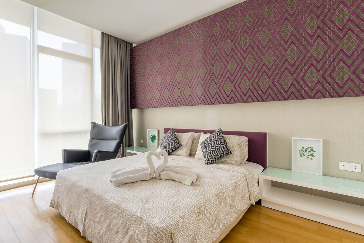 3 habitaciones y tabla de planchar con plancha