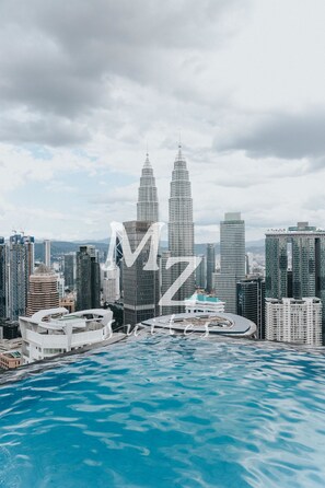 Kolam renang rooftop