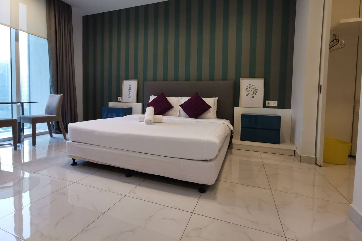 3 habitaciones y tabla de planchar con plancha