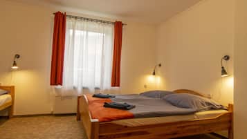 3 bedrooms, iron/ironing board, WiFi, bed sheets