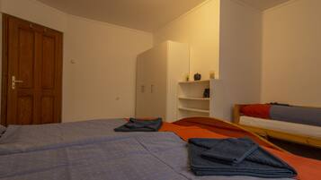 3 bedrooms, iron/ironing board, WiFi, bed sheets