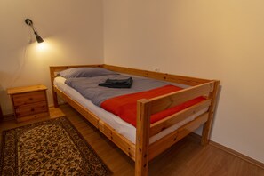 3 bedrooms, iron/ironing board, WiFi, bed sheets - Szigeti Ház, Szecsisziget (Deák Ferenc utca)