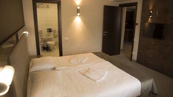 Basic Double or Twin Room | Minibar, desk, iron/ironing board, free WiFi