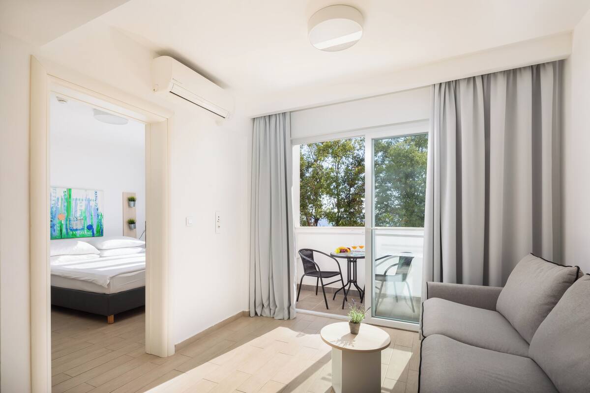 Superior Suite with Seaside Balcony | 低刺激性寝具、デスク、防音設備、WiFi (無料)