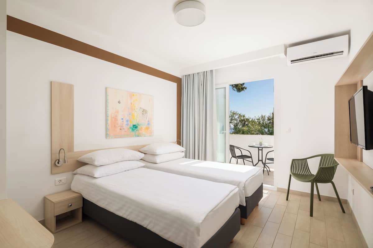 Comfort double Room with balcony | 1 개의 침실, 저자극성 침구, 책상, 방음 설비