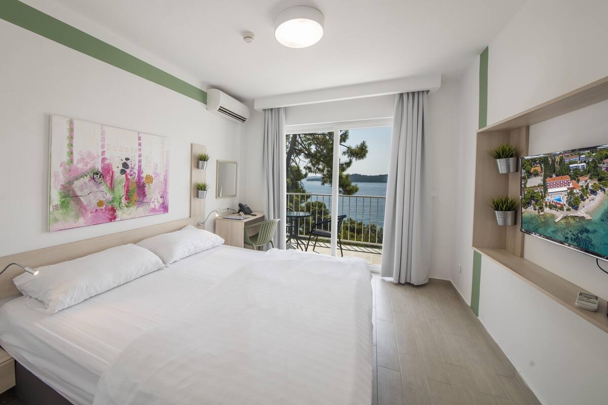 Comfort double room with seaside balcony | 低刺激性寝具、デスク、防音設備、WiFi (無料)