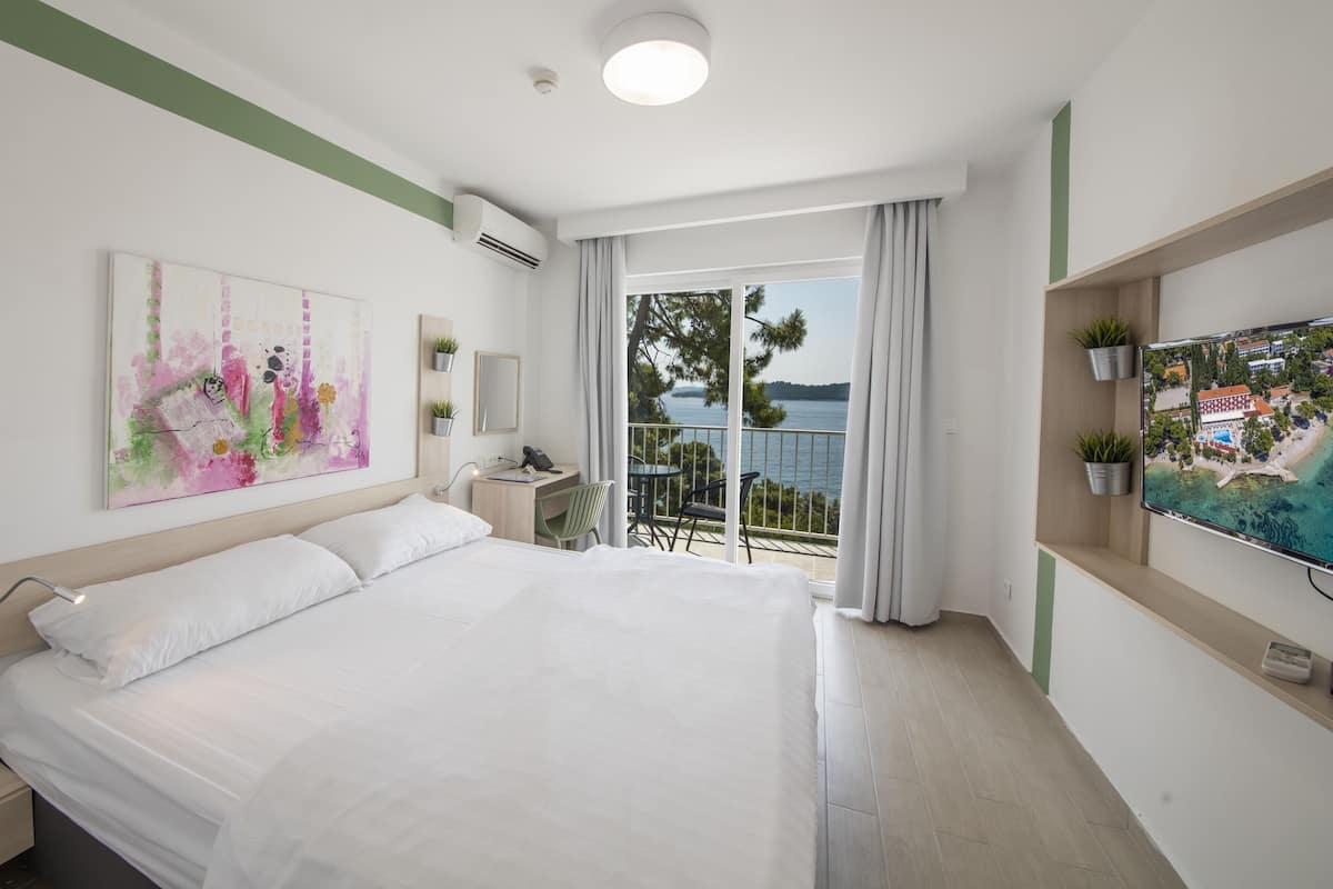 Comfort double room with seaside balcony | 1 개의 침실, 저자극성 침구, 책상, 방음 설비