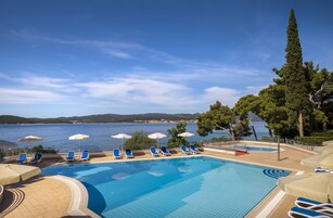 室外游泳池，池畔遮阳伞